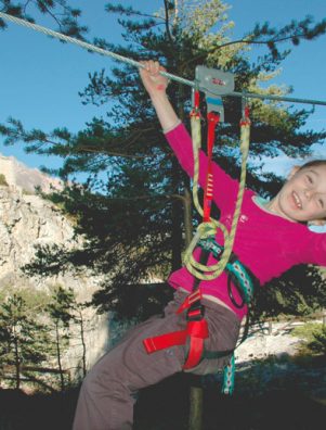 Une fille fait de l'accrobranche