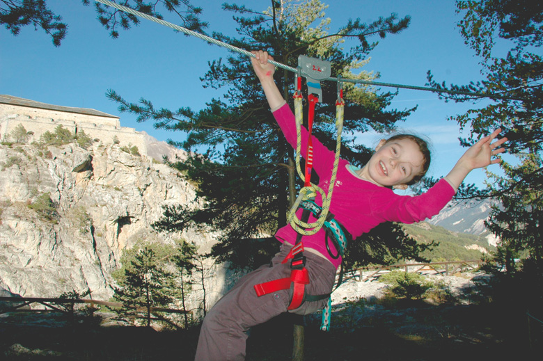 Une fille fait de l'accrobranche