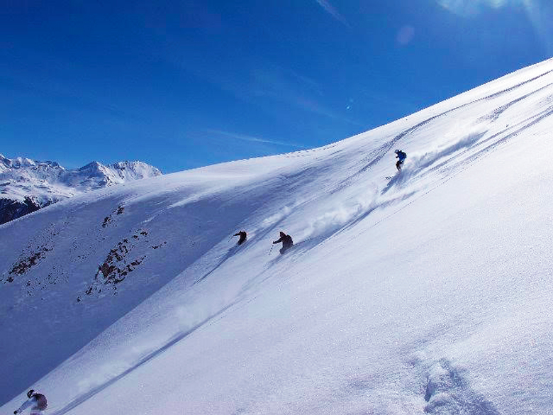 Skieurs dévalant une piste